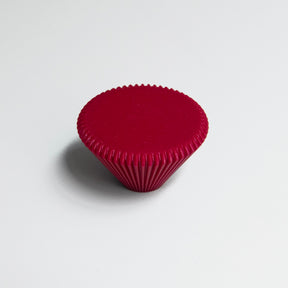 Bouton de meuble Cornet de couleur rouge, créé en collaboration entre Studio Couleur et Polycoco, en bioplastique éco-responsable. 
