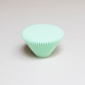 Bouton de meuble Cornet couleur vert menthe, créé en collaboration entre Studio Couleur et Polycoco, en bioplastique éco-responsable. 