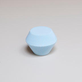 Bouton de meuble Facette couleur bleu clair, créé en collaboration entre Studio Couleur et Polycoco, en bioplastique éco-responsable. 