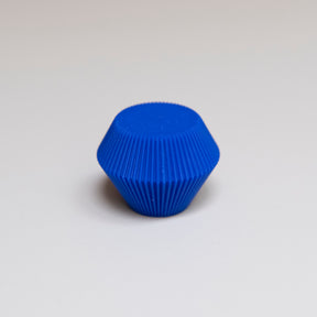 Bouton de meuble Facette couleur bleu outremer, créé en collaboration entre Studio Couleur et Polycoco, en bioplastique éco-responsable. 