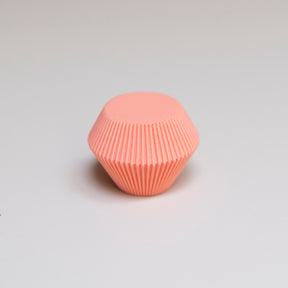 Bouton de meuble Facette couleur corail, créé en collaboration entre Studio Couleur et Polycoco, en bioplastique éco-responsable. 