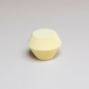 Bouton de meuble Facette couleur jaune clair, créé en collaboration entre Studio Couleur et Polycoco, en bioplastique éco-responsable. 