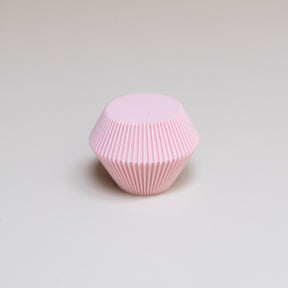Bouton de meuble Facette couleur rose pâle, créé en collaboration entre Studio Couleur et Polycoco, en bioplastique éco-responsable. 