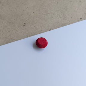 Bouton de meuble Facette couleur rouge, créé en collaboration entre Studio Couleur et Polycoco, en bioplastique éco-responsable. 