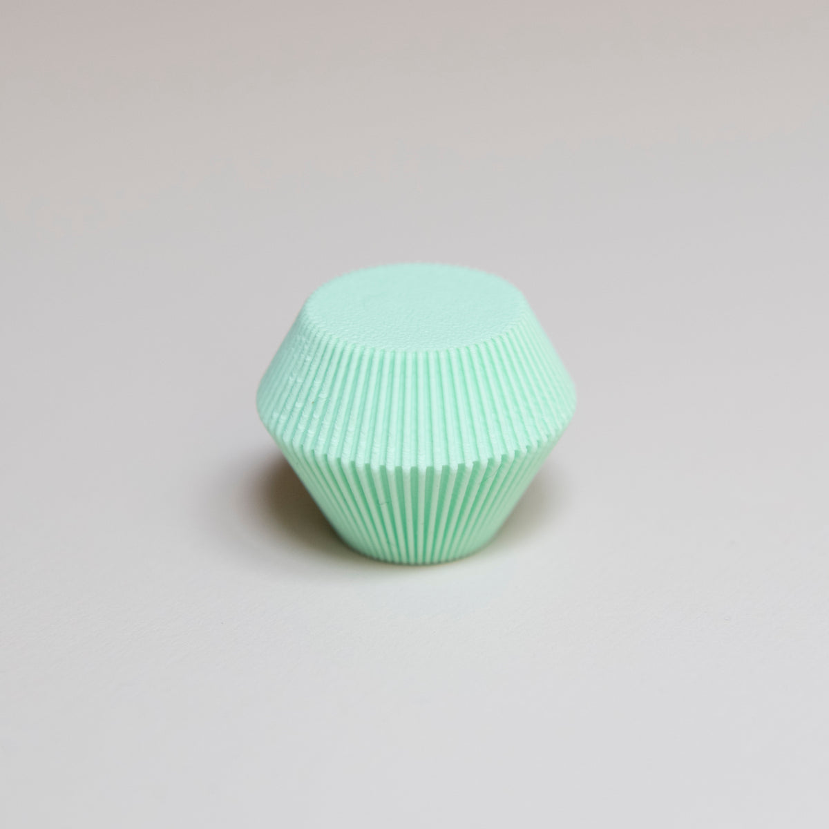 Bouton de meuble Facette couleur vert menthe, créé en collaboration entre Studio Couleur et Polycoco, en bioplastique éco-responsable. 