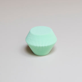 Bouton de meuble Facette couleur vert menthe, créé en collaboration entre Studio Couleur et Polycoco, en bioplastique éco-responsable. 