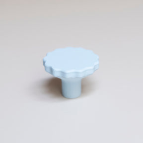 Bouton de meuble Manège couleur bleu pâle, créé en collaboration par Polycoco et Studio Couleur, en bioplastique éco-responsable. 