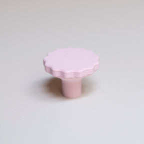 Bouton de meuble Manège couleur rose pâle, créé en collaboration par Polycoco et Studio Couleur, en bioplastique éco-responsable. 