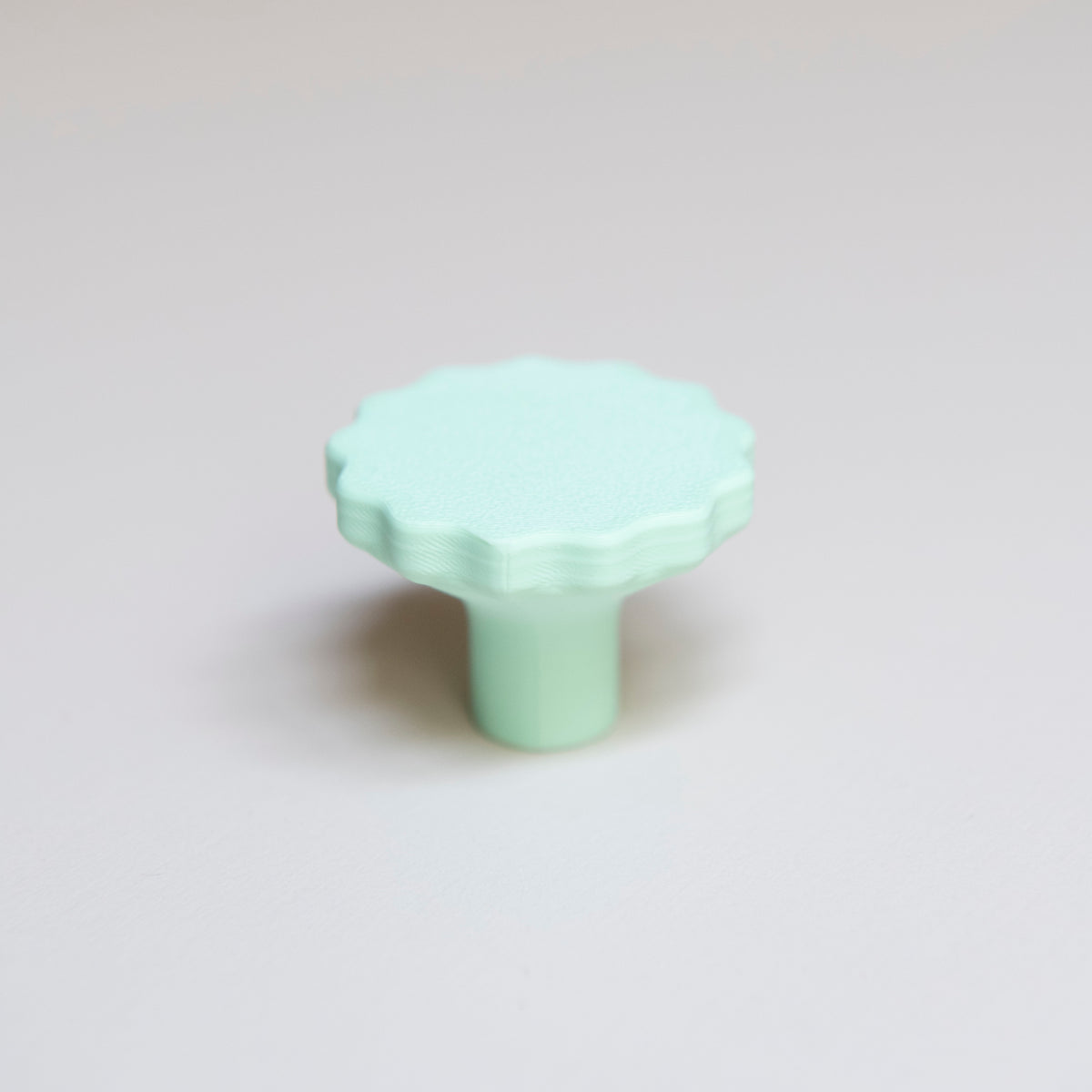 Bouton de meuble Manège couleur vert menthe créé en collaboration par Polycoco et Studio Couleur, en bioplastique éco-responsable. 