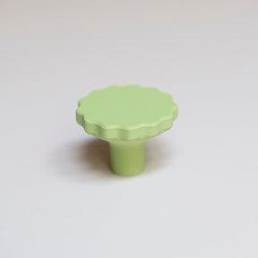 Bouton de meuble Manège couleur vert pistache, créé en collaboration par Polycoco et Studio Couleur, en bioplastique éco-responsable. 