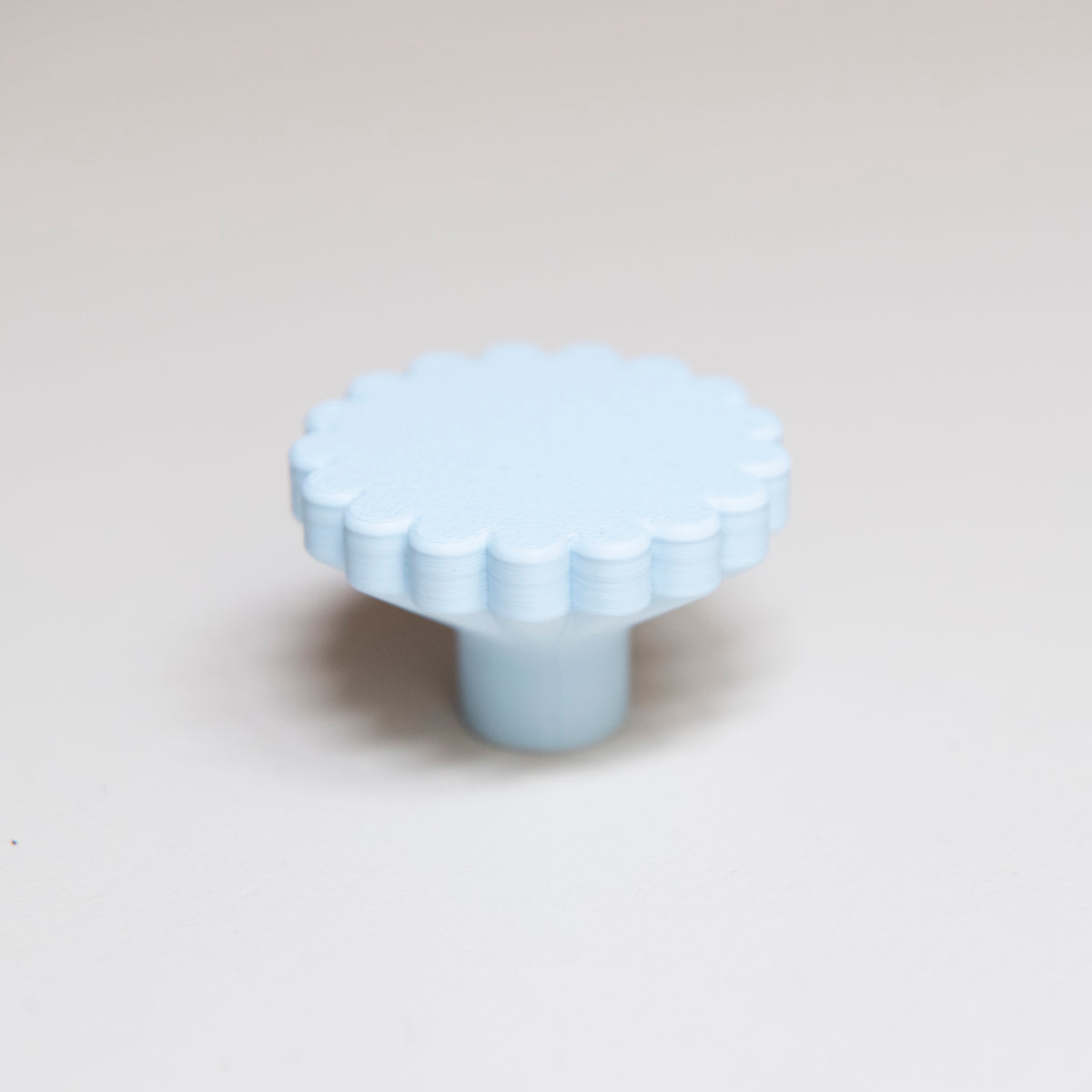Bouton de meuble Marguerite couleur bleu pâle, créé en collaboration entre Studio Couleur et Polycoco, en bioplastique éco-responsable. 