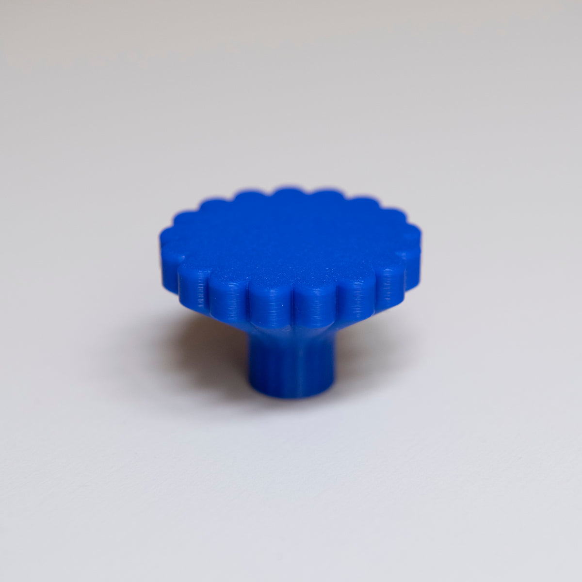 Bouton de meuble Marguerite couleur bleu outremer, créé en collaboration entre Studio Couleur et Polycoco, en bioplastique éco-responsable. 
