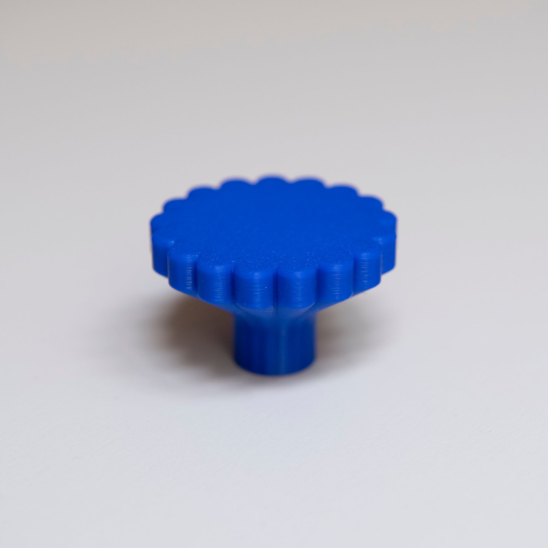 Bouton de meuble Marguerite couleur bleu outremer, créé en collaboration entre Studio Couleur et Polycoco, en bioplastique éco-responsable. 