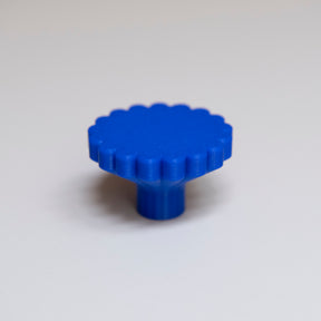 Bouton de meuble Marguerite couleur bleu outremer, créé en collaboration entre Studio Couleur et Polycoco, en bioplastique éco-responsable. 