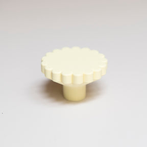 Bouton de meuble Marguerite couleur jaune pâle, créé en collaboration entre Studio Couleur et Polycoco, en bioplastique éco-responsable. 