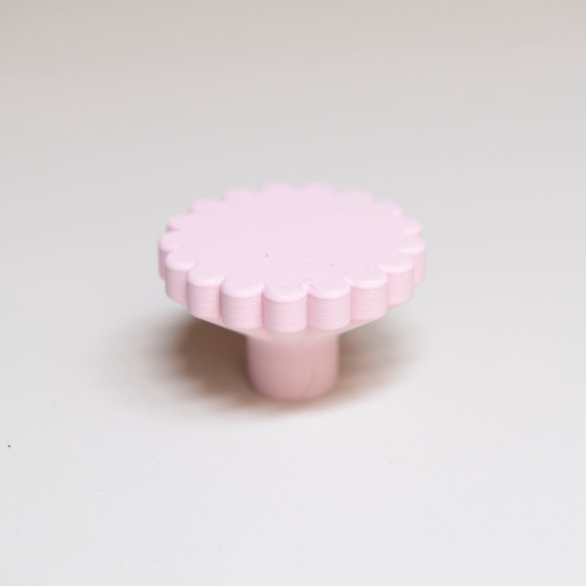 Bouton de meuble Marguerite couleur rose pâle, créé en collaboration entre Studio Couleur et Polycoco, en bioplastique éco-responsable. 