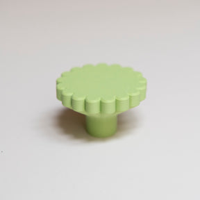 Bouton de meuble Marguerite couleur vert pistache, créé en collaboration entre Studio Couleur et Polycoco, en bioplastique éco-responsable. 