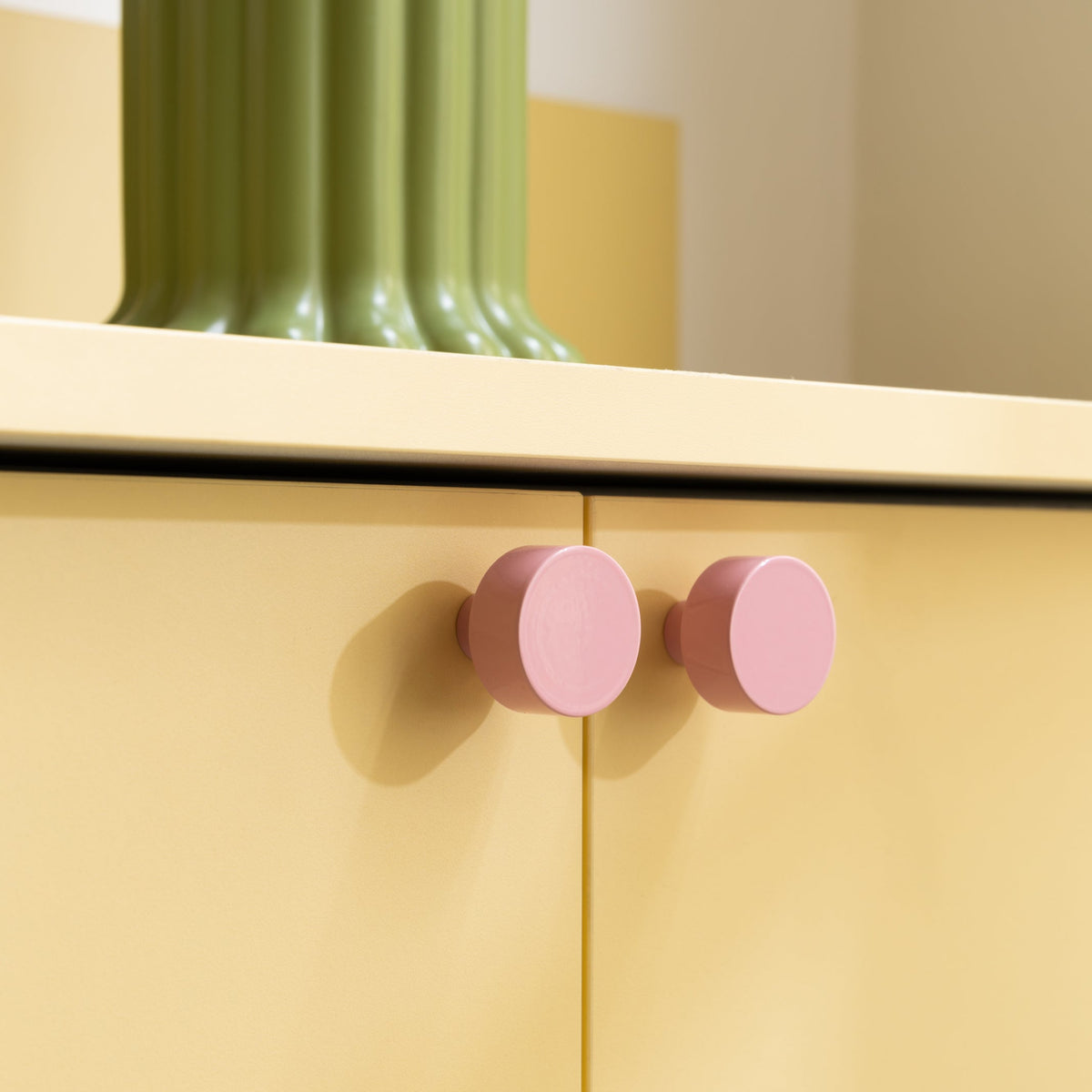 Bouton de porte de cuisine ou armoire rose finition brillante diamètre 35mm