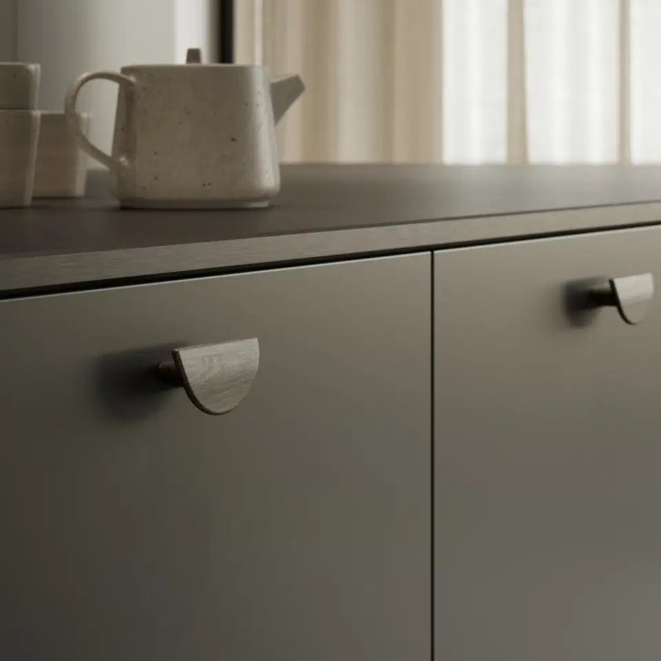 Poignée de meuble demi-lune chêne massif foncé