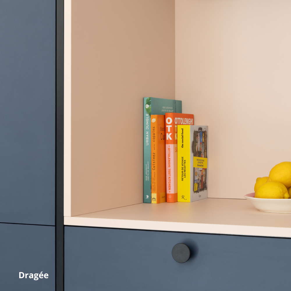 Niche de cuisine avec côtés de finition et plan de travail rose Studio Couleur, et façades de portes bleu marine