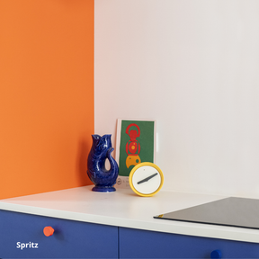 Côté de finition de cuisine orange, et tiroirs bleu roi, plan de travail blanc