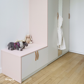 Côtés de finitions roses pour armoire Ikea Pax, avec coin banquette