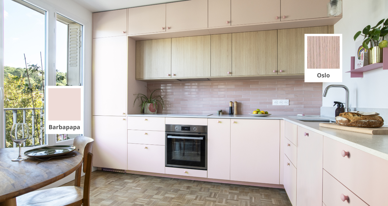 Cuisine ikea metod aux façades coloris rose pâle et bois clair