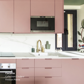 Petite cuisine Ikea Metod aux façades rose poudré coloris "Cocotte" Studio Couleur. 