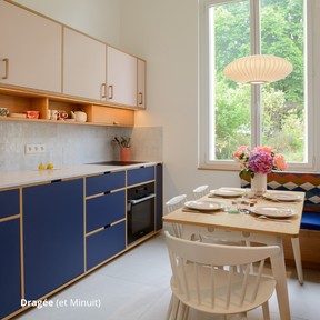 Cuisine linéaire bleue et rose montée sur des caissons Ikea Metod, aux façades de portes coloris "Dragée" et "Minuit" Studio Couleur. 