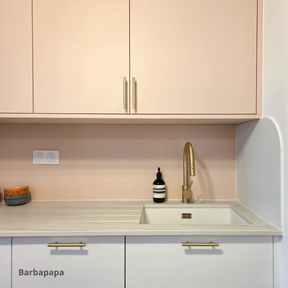 Cuisine Ikea aux portes roses et blanches Studio Couleur, poignées dorées