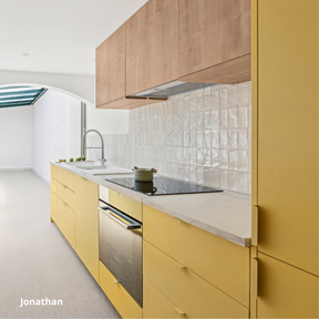 Cuisine Ikea Metod jaune coloris "Jonathan" Studio Couleur, crédence en céramique et portes hautes en bois clair.