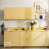 Petite cuisine linéaire Ikea Metod aux façades, portes, plan de travail  et étagères jaunes coloris "Limoncello" Studio Couleur.