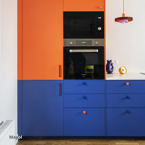 Portes de cuisine Ikea Metod oranges et bleu roi, poignées colorées