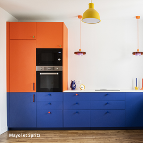 Portes de cuisine Ikea Metod oranges et bleu roi, poignées et accessoires colorés, plan de travail blanc