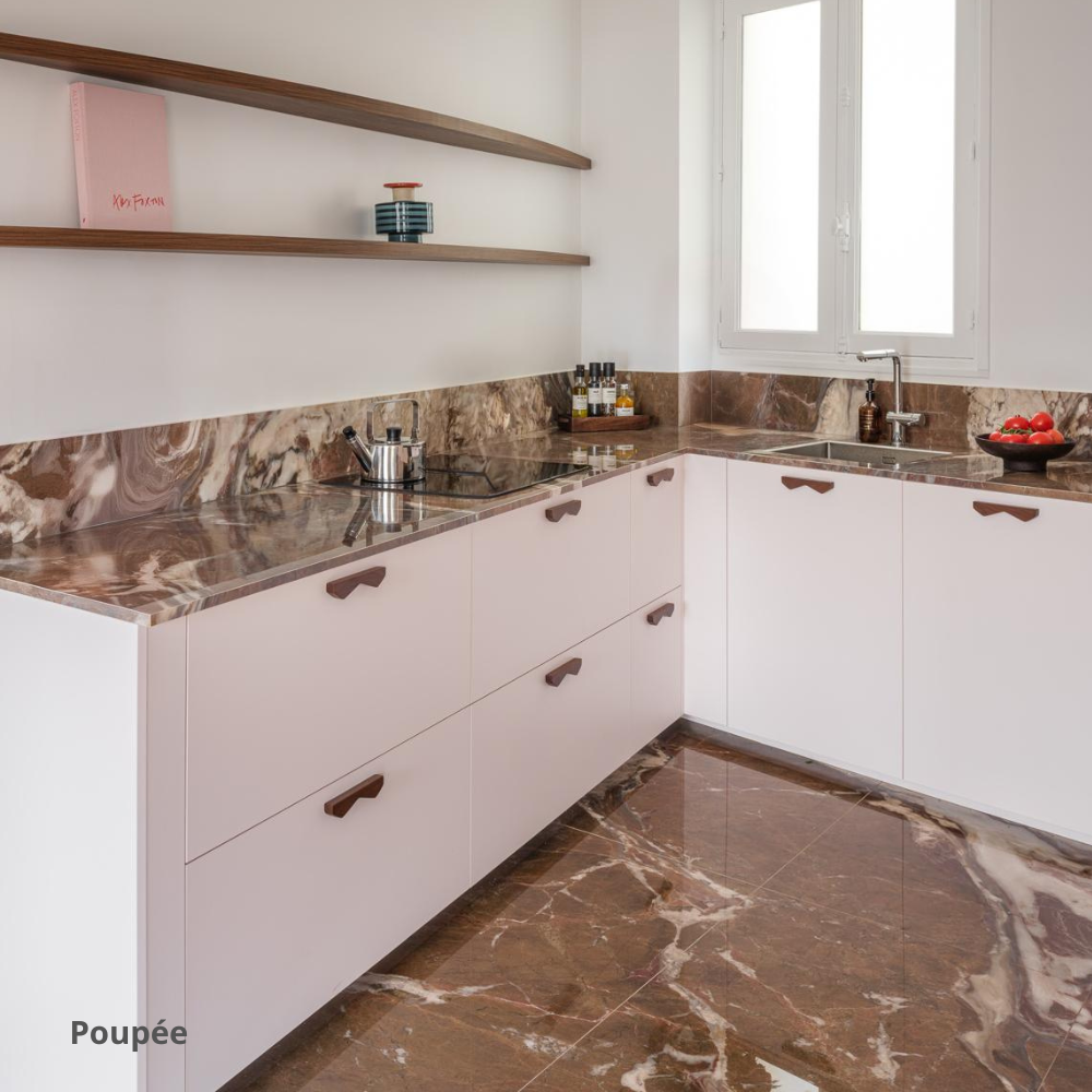 Cuisine en L sans meubles hauts, portes et tiroirs roses, plan de travail et crédence en pierre naturelle. Caissons Ikea Metod.