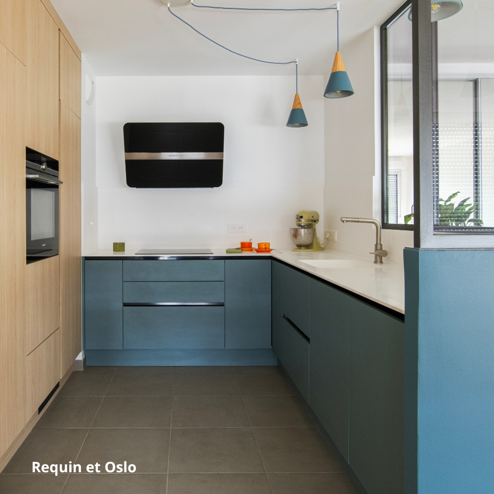 Grande cuisine moderne en U, avec armoires toute hauteur en bois d'un côté, et meubles bas aux façades bleu gris des 2 autres côtés. Plan de travail blanc. Caissons Ikea Metod.