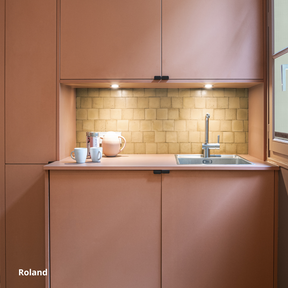 Kitchenette rouge orangé coloris "Roland" Studio Couleur, caissons Ikea Metod.