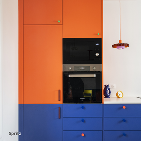 Cuisine colorée, portes et façades de tiroirs oranges et bleu roi, poignées colorées, caissons Ikea Metod