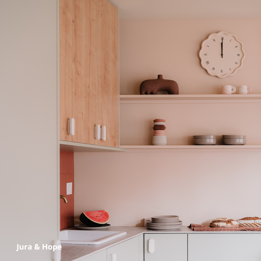 Cuisine montée sur caissons Ikéa Metod aux portes vert sauge "Hope" et bois clair "Jura" Studio Couleur. Etagères et poignées beiges. Crédence en céramique rouge.