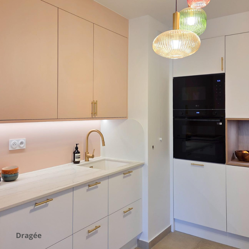 Cuisine en L avec niche de cuisson, portes et tiroirs roses et blancs, caissons Ikea Metod