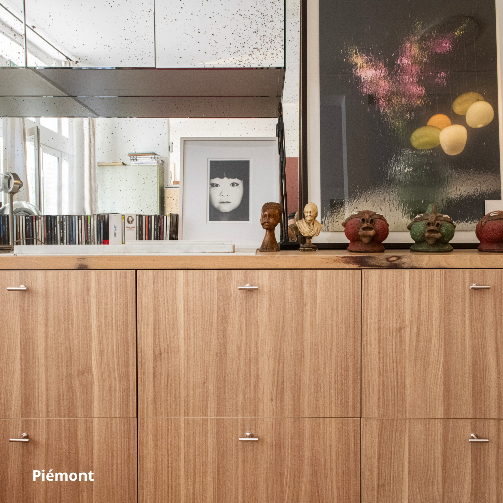 Façades Studio Couleur pour cuisine Ikea Metod aspect bois noyer clair coloris "Piémont", et poignées de meubles en T coloris chrome poli.