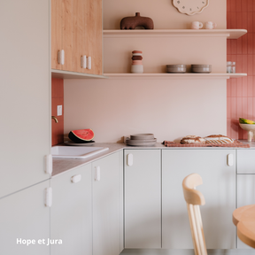 Cuisine montée sur caissons Ikéa Metod aux portes vert sauge "Hope" et bois clair "Jura" Studio Couleur. Etagères et poignées beiges. Crédence en céramique rouge.
