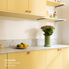 Petite cuisine linéaire Ikea Metod aux façades, portes et étagères jaunes coloris "Limoncello" Studio Couleur, plan de travail et crédence aspect Terrazzo coloris "Lune".