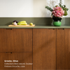 Meubles bas de petite cuisine Ikea Metod aux façades en chêne naturel foncé coloris "Griotte" Studio Couleur, avec poignées intégrées en forme d'encoche. Plan de travail et crédence vert foncé coloris "Olive".