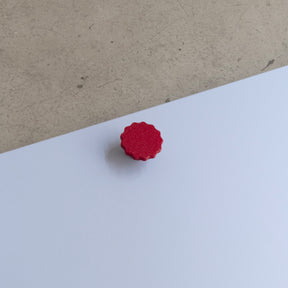 Bouton de meuble Manège rouge coloris "Cerise", créé en collaboration par Polycoco et Studio Couleur, en bioplastique éco-responsable. 