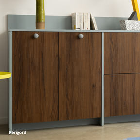 Meubles bas de cuisine Ikea Metod aspect bois foncé, décor "Périgord" Studio Couleur, intercalaires, plan de travail et boutons de porte bleu gris.