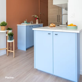 Meubles bas de cuisine bleus clairs coloris Piscine Studio Couleur