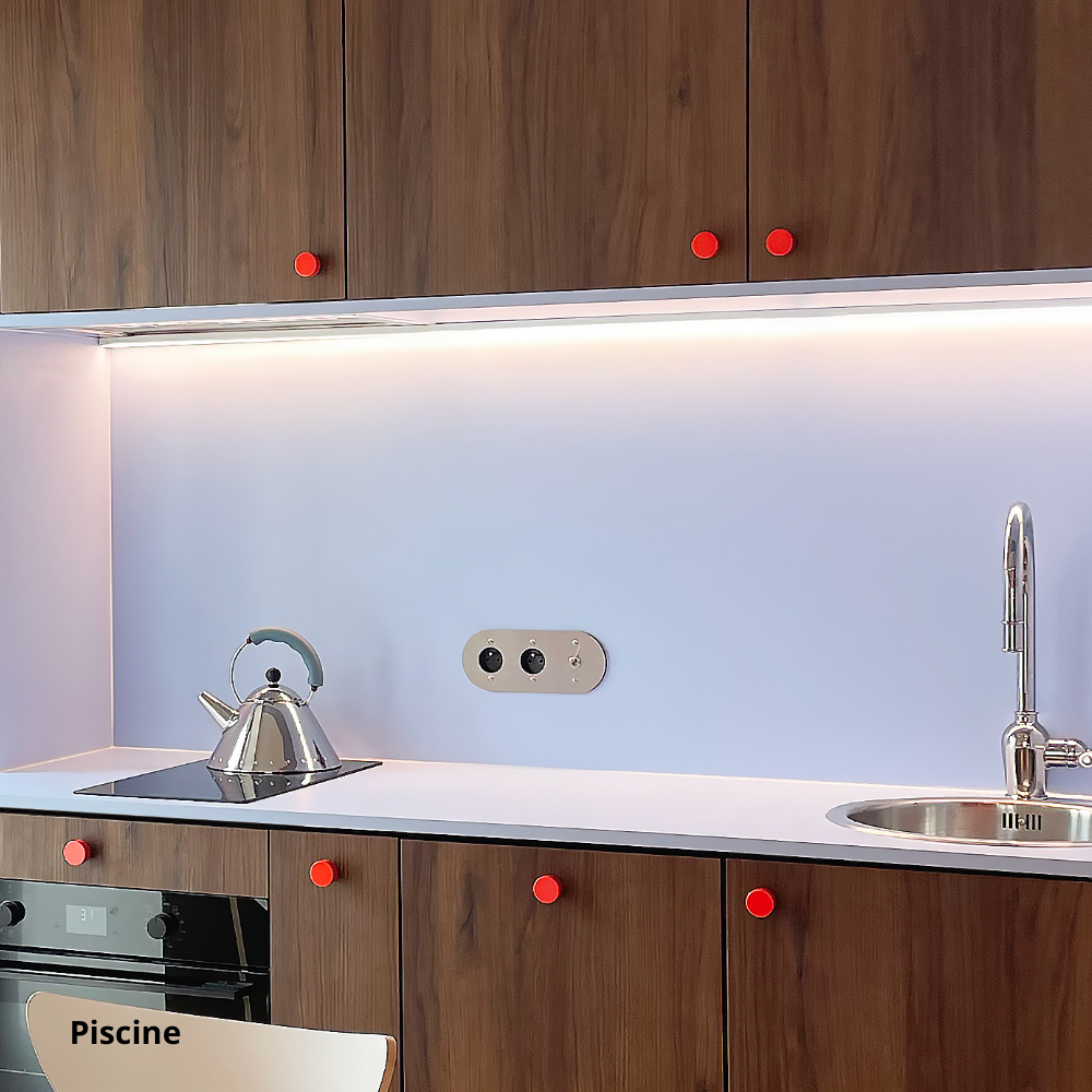 Niche de cuisine bleu clair, portes bois foncé, coloris Piscine et Périgord Studio Couleur. Caissons Ikea Metod
