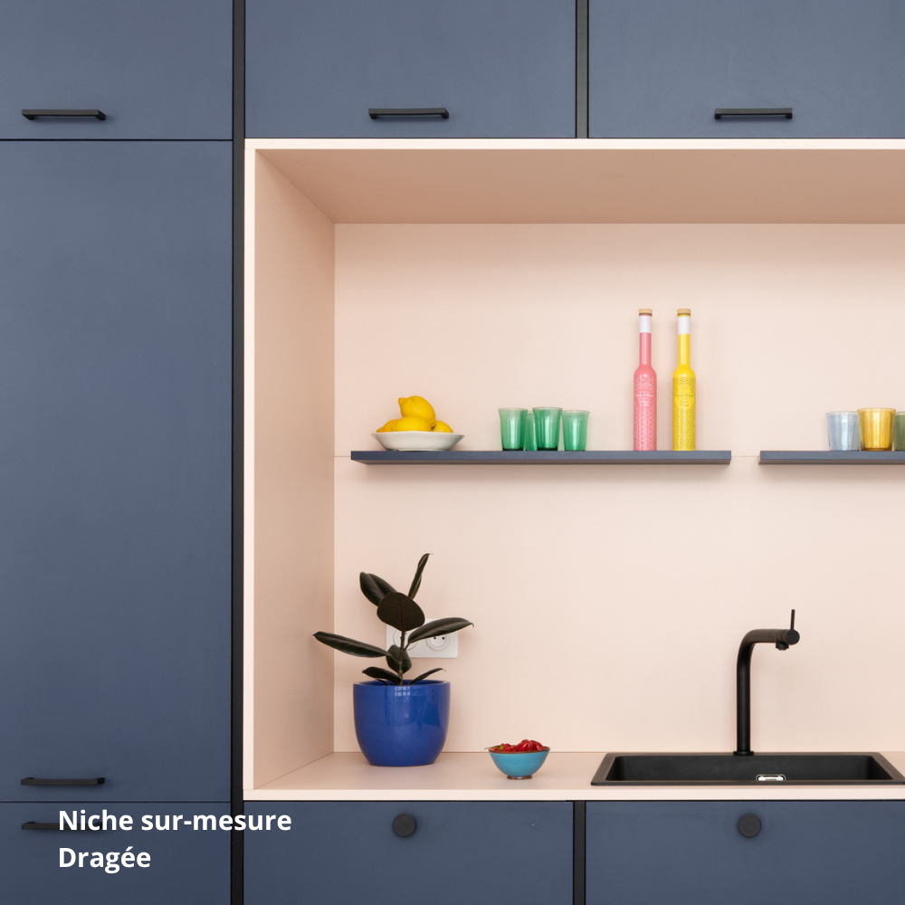 Cuisine tout en longueur bleu marine, avec niche sur-mesure rose, montée avec des caissons Ikea Metod