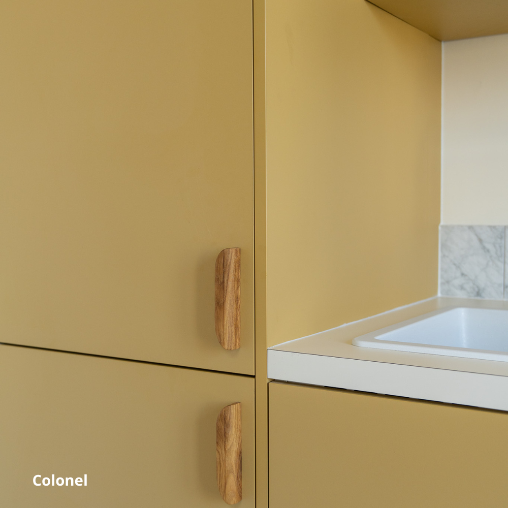 Panneau de finition de cuisine jaune moutarde coloris "Colonel" Studio Couleur, caissons Ikea Metod. Poignées bois.